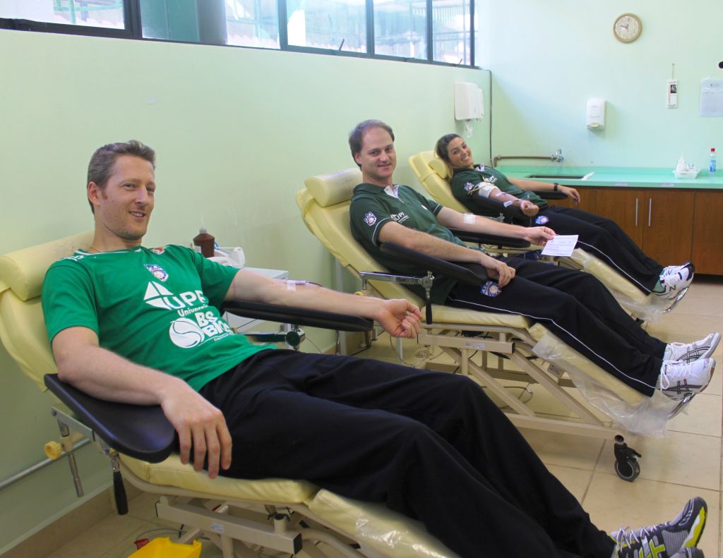 Equipe UPF/BSBIOS de Voleibol e Gustavo Endres realizam doação de sangue