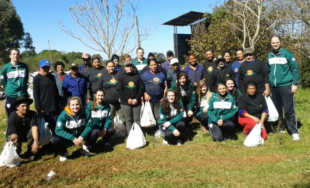 UPF/BSBIOS doa alimentos a Associação de Recicladores