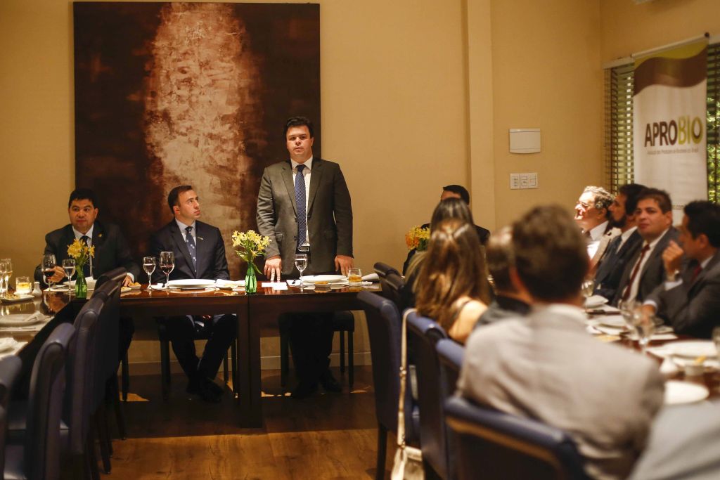 Aprobio homenageia ministro de Minas e Energia por B10 e RenovaBio