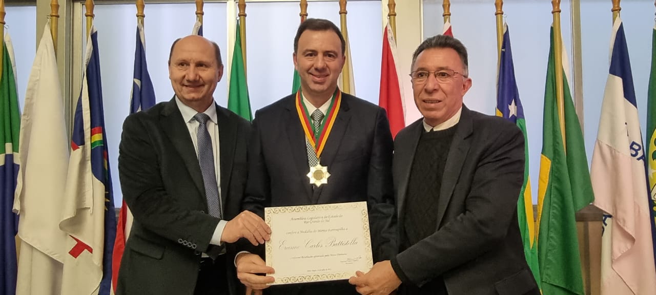 Erasmo Carlos Battistella recebe a Medalha Mérito Farroupilha 