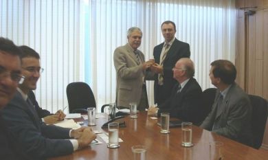 Ministro das Minas e Energia recebe amostra do biodisel produzido pela BSBIOS