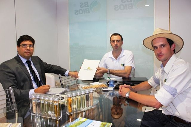 ABRASCANOLA delivers claims list to representative of the Ministry of Agriculture during Expodireto 