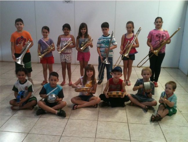 Jovens recebem aulas gratuitas de música e dança em Maringá